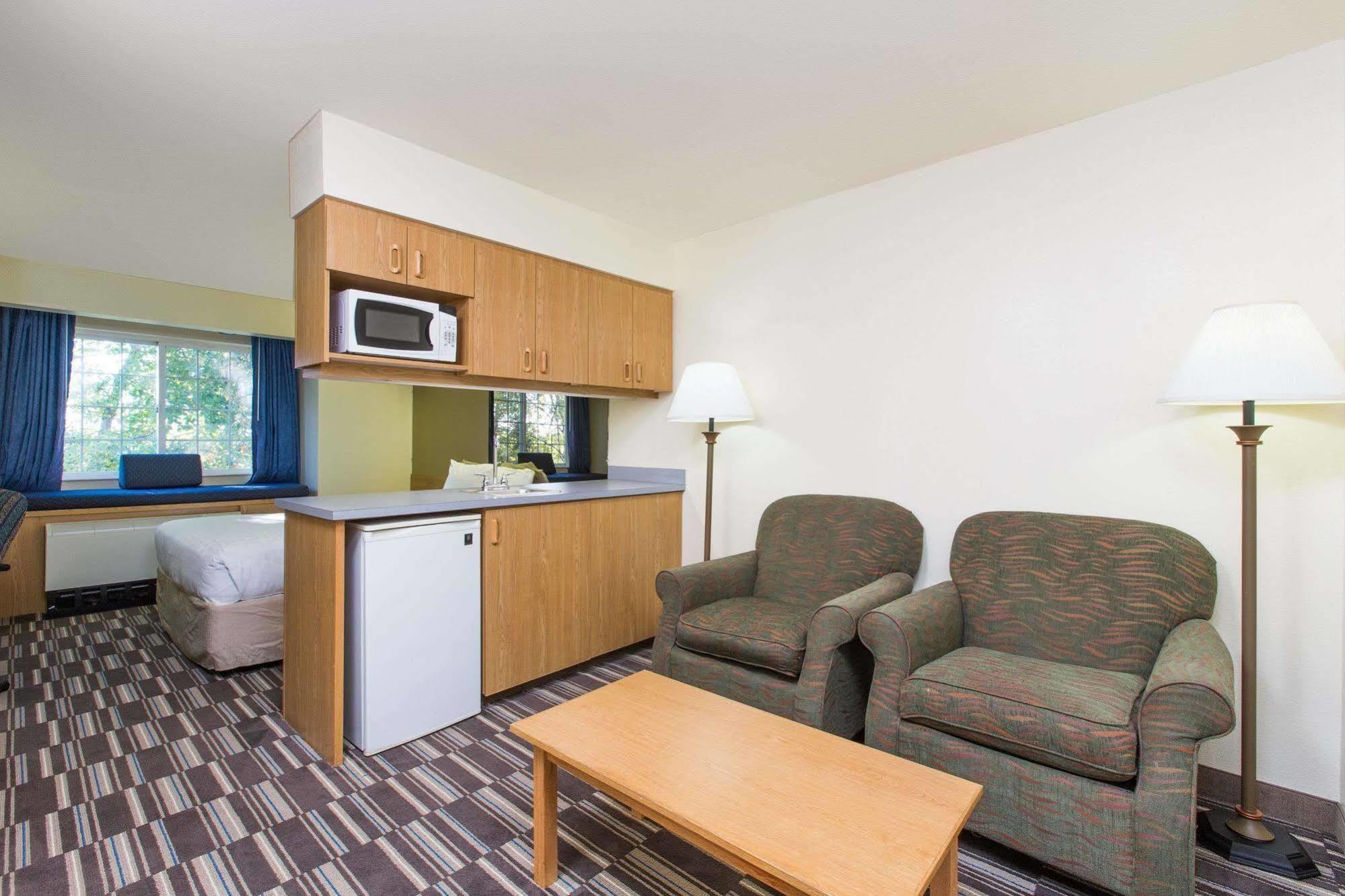 Baymont Inn & Suites By Wyndham Anchorage Airport Exteriör bild